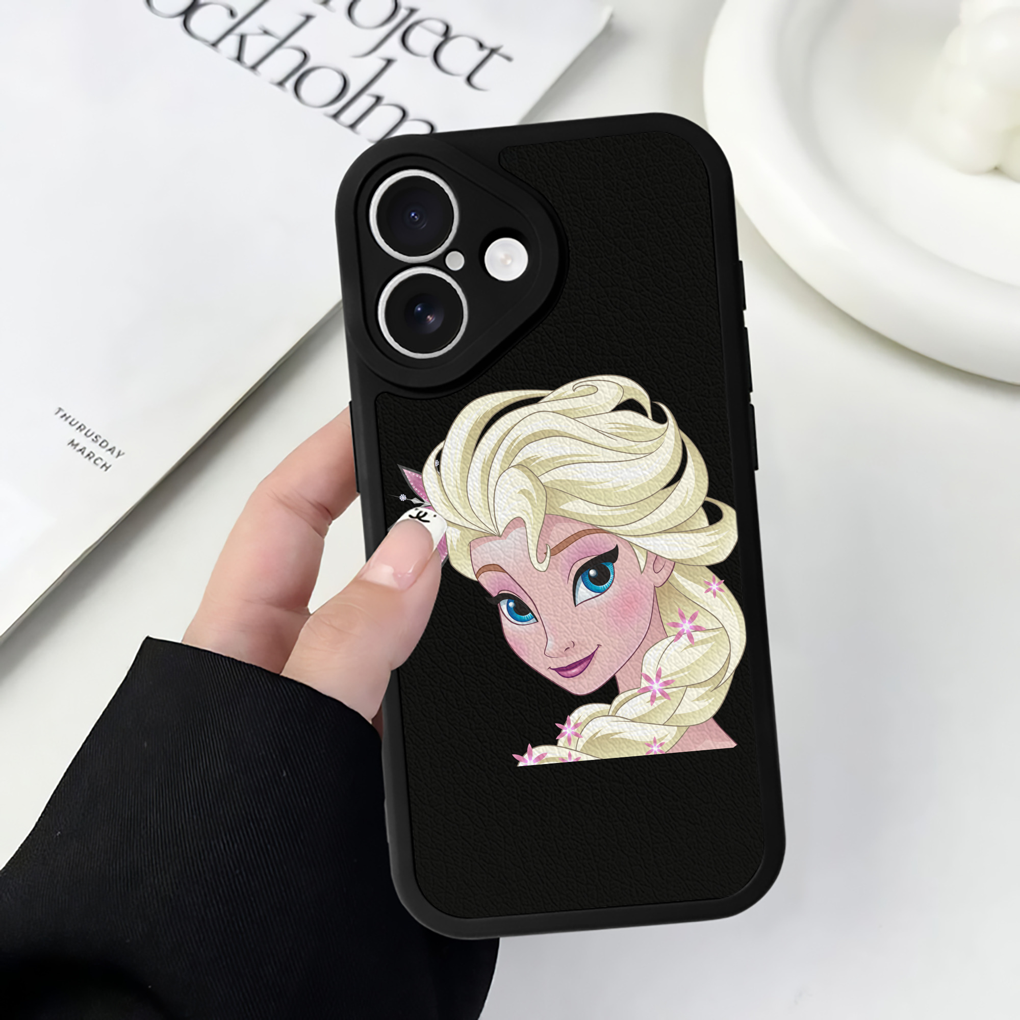 （画像用） アナと雪の女王 アンナ エルサ Frozen Anna Elsa 【iPhone 16シリーズ対応】シリコンスマホケース（レザー調） 材質：シリコン